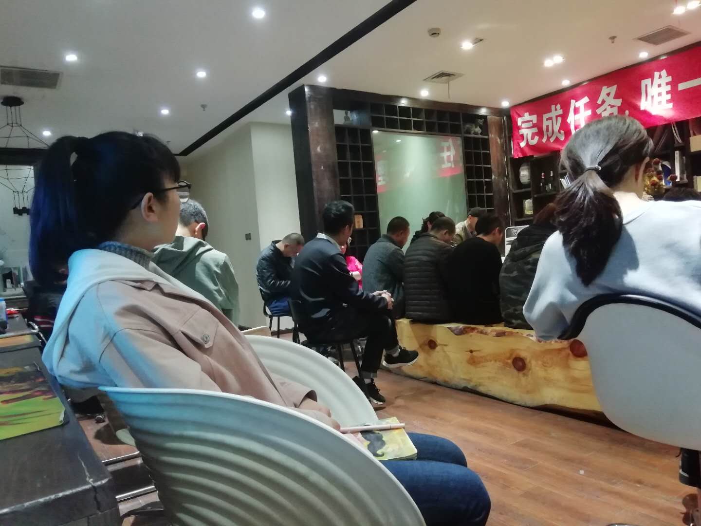 银川镹臻装饰设计公司每周一的例会按时进行中